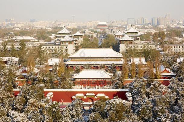 古老的寺庙和雪中的亭子，北京的城市景观