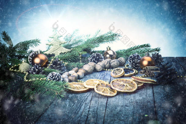 圣诞树，干橘子，核桃，<strong>锥子</strong>，鲍布，肉桂棒。