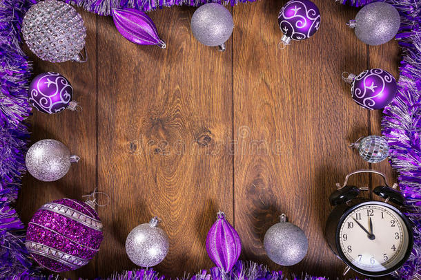 由紫色和银色圣诞包和时钟制成的框架