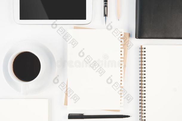 一杯热咖啡平板电话和白色背景上的日记笔记本