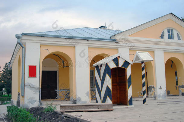 俄罗斯阿斯特拉罕的<strong>克里姆林</strong>宫。用拱门装饰的黄色建筑物。