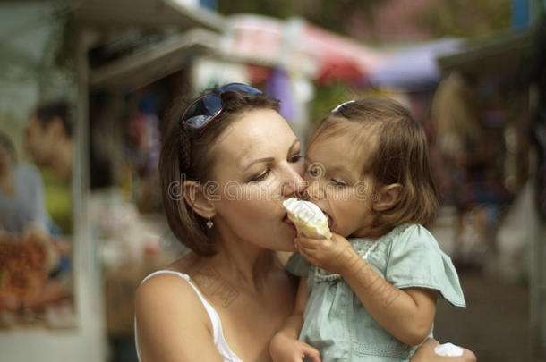 女孩和妈妈吃冰淇淋