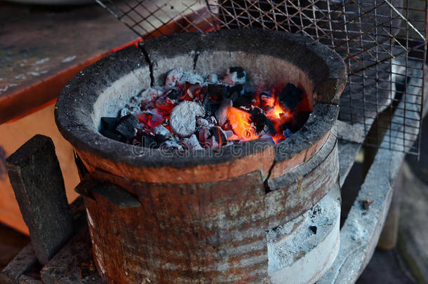 在炉子上燃烧热的火焰，用于烹饪
