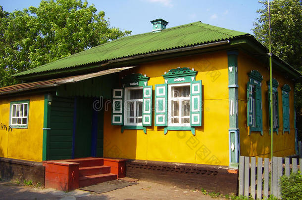 美丽的彩色乌克兰村庄房屋外部与红色门廊和绿色，白色窗户与百叶窗
