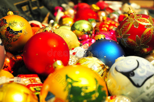 圣诞彩球作为节日背景。 圣诞装饰-圣诞球