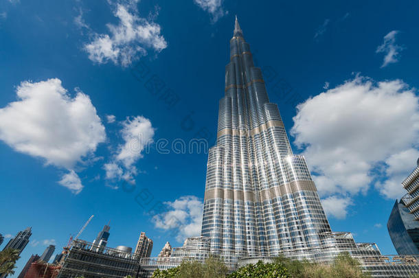 迪拜，阿联酋-2015年11月22日：BurjKhalifa，世界上最高的建筑，829.8米高。 它是城市的新象征