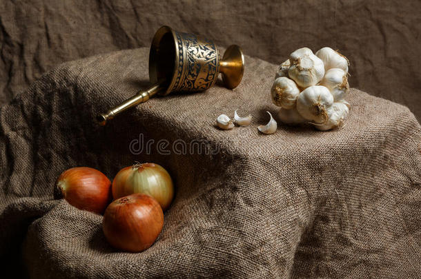 青铜器和一组大蒜和洋葱