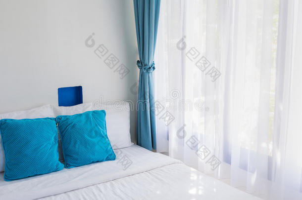 蓝色主题枕头白色卧室轻帘