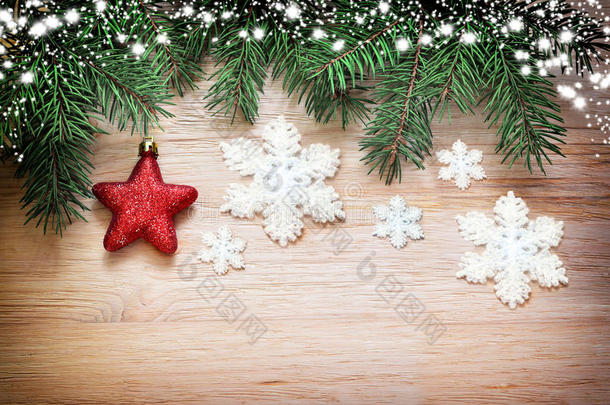 圣诞背景。 松树和红星。