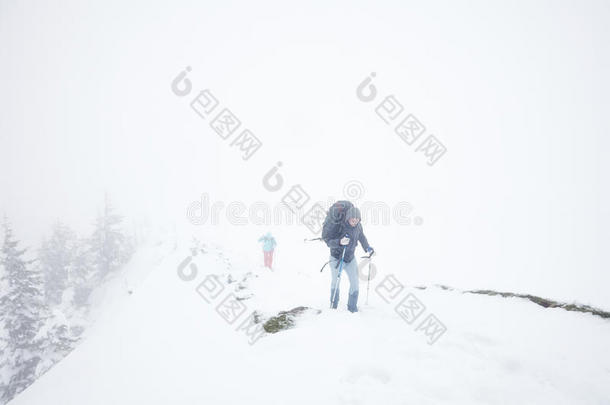 阿尔卑斯山的极端冬季徒步旅行