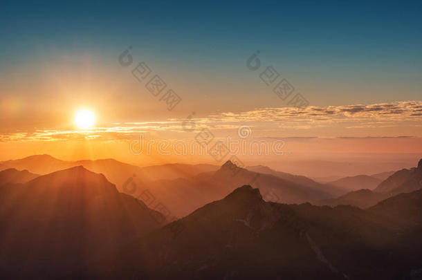 奥地利山顶上五颜六色的日落