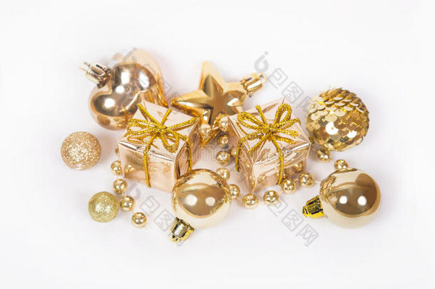 黄金礼物与其他圣诞包像节日装饰白色。