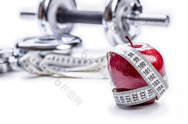 <strong>新鲜红苹果</strong>，卷尺，背景健身哑铃。