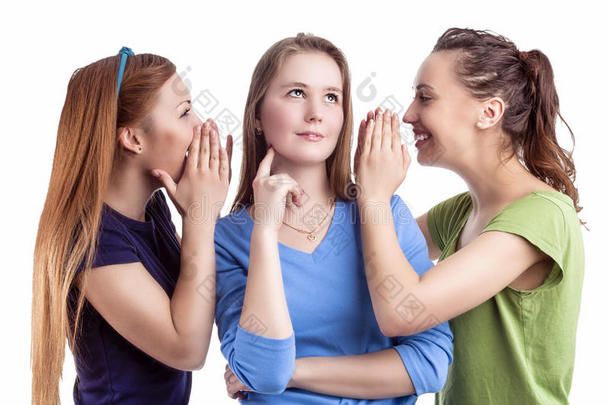 女朋友和友谊的概念。 三个年轻的白种人女朋友分享他们的秘密，<strong>悄悄</strong>地对耳朵说。