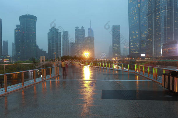 空大理石地面道路与现代城市建筑背景