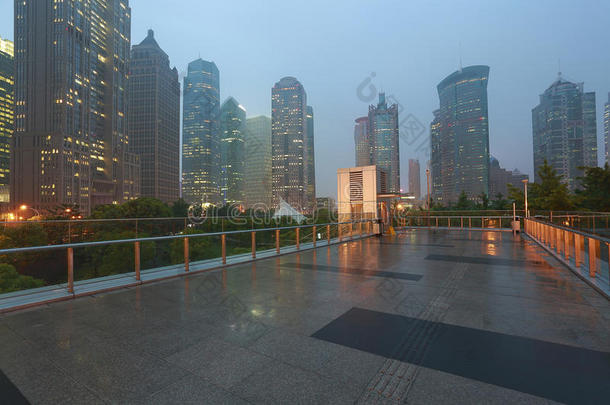 空大理石地面道路与现代城市建筑背景