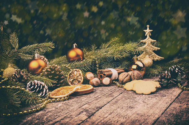 圣诞树，干橘子，饼干，核桃，榛子，<strong>锥子</strong>，鲍布，肉桂。