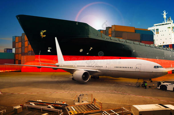 航空货运，货运飞机在机场集装箱停车场装载贸易货物，用于航运和空运物流