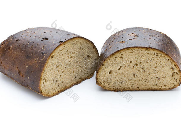 白色背景上的深色面包
