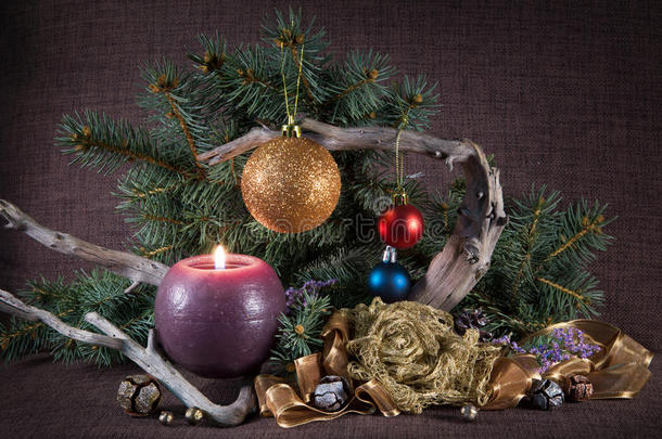 圣诞树和装饰品，装饰蜡烛和漂流木。