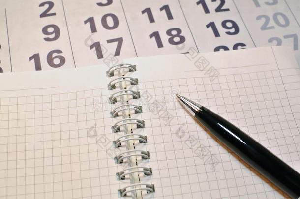 日历，笔记本和钢笔