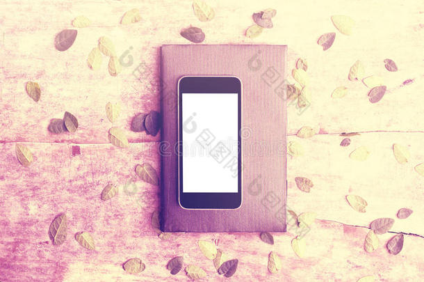 空白白色智能手机屏幕上的日记与日记和叶子在w