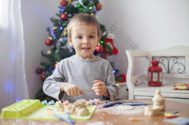 可爱的小男孩，玩造型面团，在家塑造人物