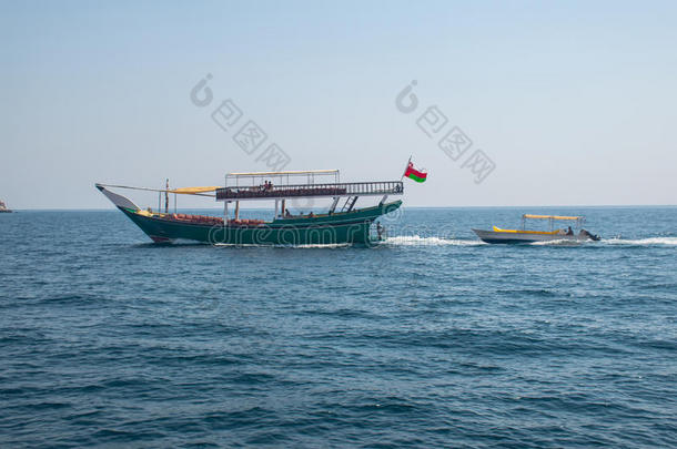 在穆桑丹的旅游船和救生艇