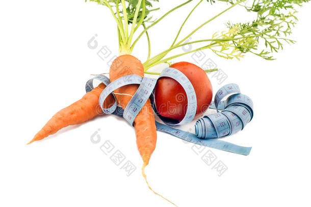 胡萝卜和西红柿用测量胶带包裹