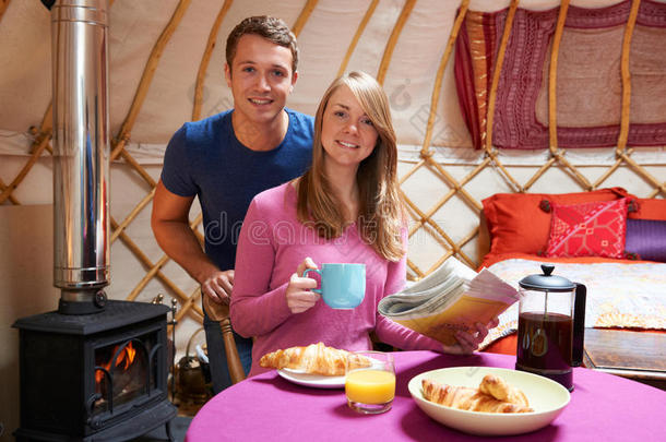 一对夫妇在传统的<strong>蒙古包</strong>享受早餐露营