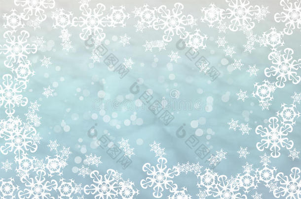 美丽的白色雪花框架冻结的窗户