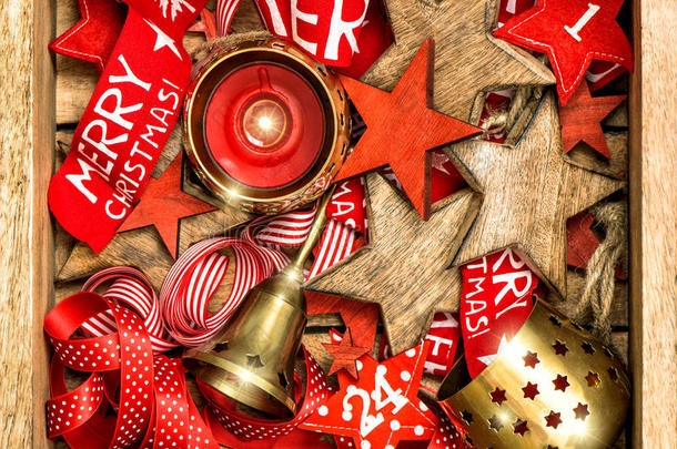 圣诞装饰品，木制星星，红色丝带和<strong>燃烧</strong>的烛光<strong>效果</strong>