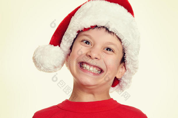 男孩在圣诞老人的帽子肖像-寒假圣诞节的概念