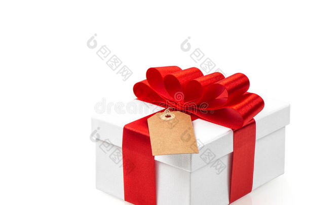礼品盒与红色丝带蝴蝶结装饰在白色背景