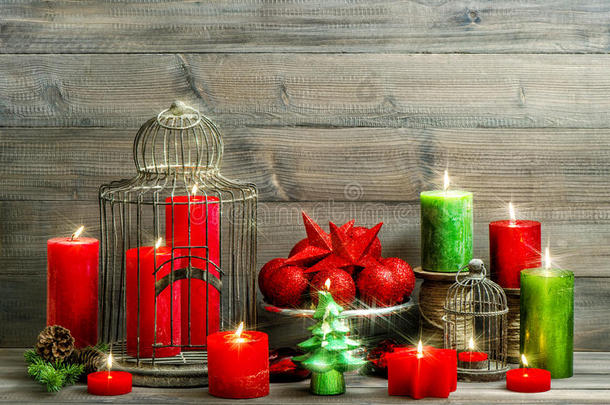 用燃烧的蜡烛装饰圣诞。复古家居内饰
