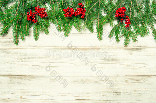 带有红色浆果的圣诞树树枝。 复古风格的装饰