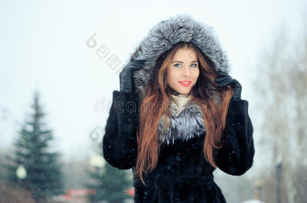 雪景中美丽的微笑女孩