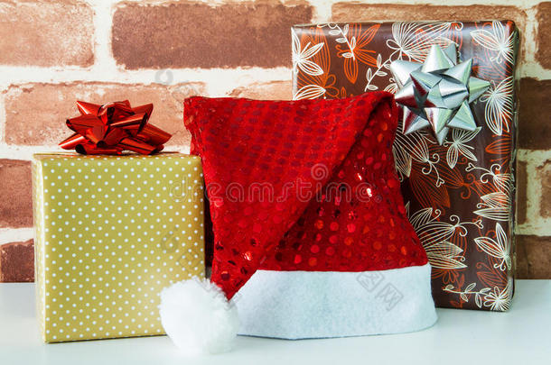 带红色圣诞帽的礼品盒。