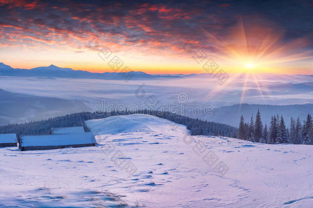 雪山上五颜六色的冬季日出。