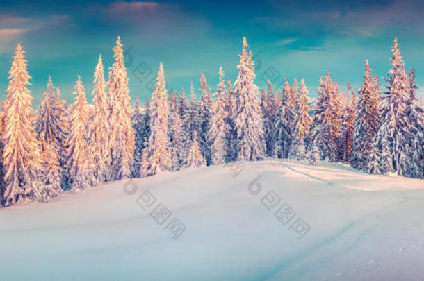 雪山五彩缤纷的冬季全景。