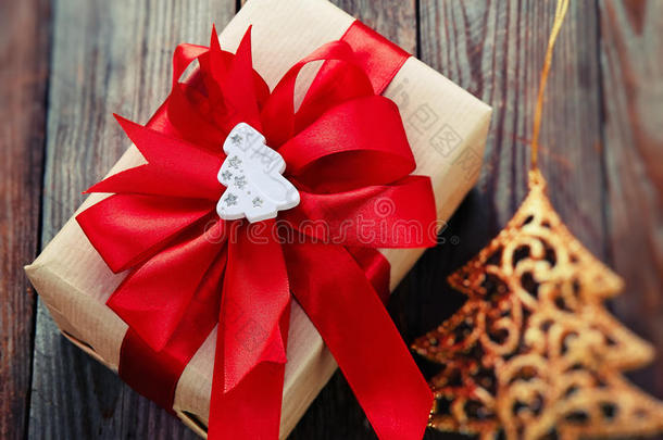 木制巴上的圣诞<strong>装饰</strong>(盒子，<strong>折纸</strong>圣诞树