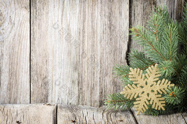 圣诞节装饰与<strong>杉木</strong>树枝在木材背景。