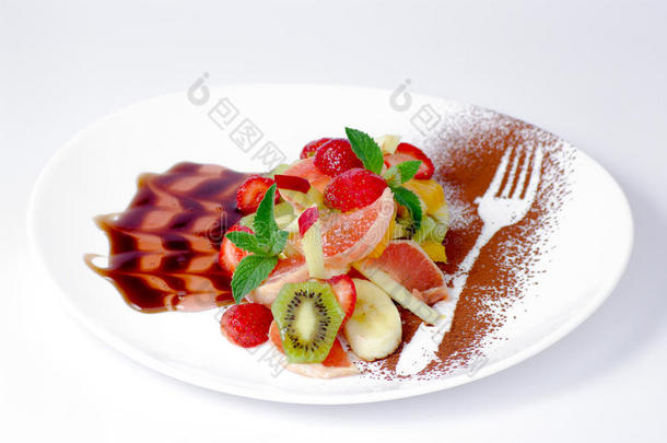 椭圆形盘子上装饰的水果沙拉