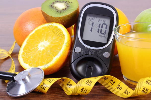 <strong>血糖</strong>仪，听诊器，水果，果汁和厘米，糖尿病的生活方式和营养