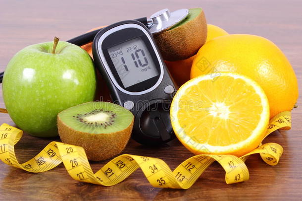 <strong>血糖仪</strong>，听诊器，水果和厘米，糖尿病的生活方式和营养