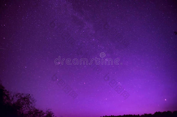 美丽的紫色夜空有许多星星