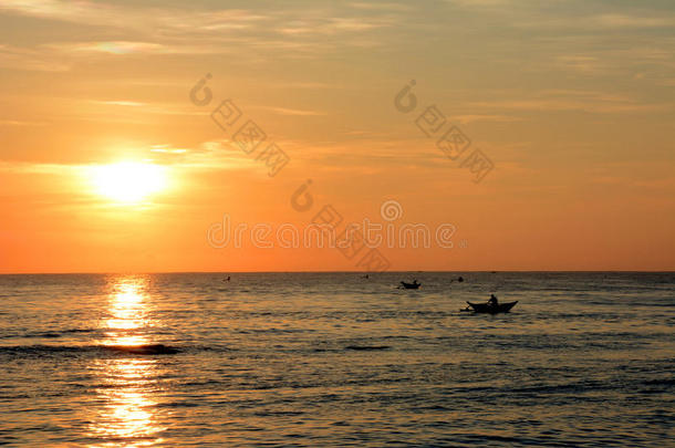 金色的热带日落，地平<strong>线上</strong>渔民的剪影。