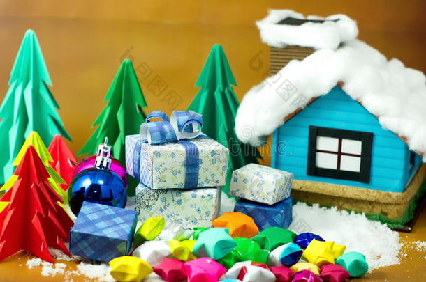 彩色礼品盒和星纸在雪与圣诞田野
