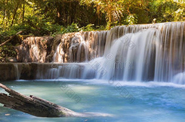 关闭天然蓝溪瀑布-泰国北部深林中蓝溪瀑布的美