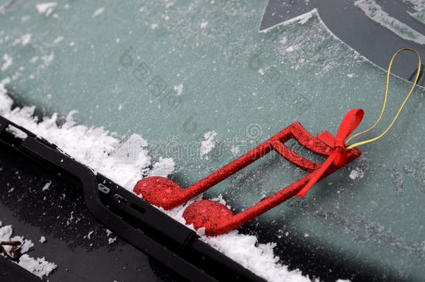 圣诞装饰在一个有霜的汽车雨刷上